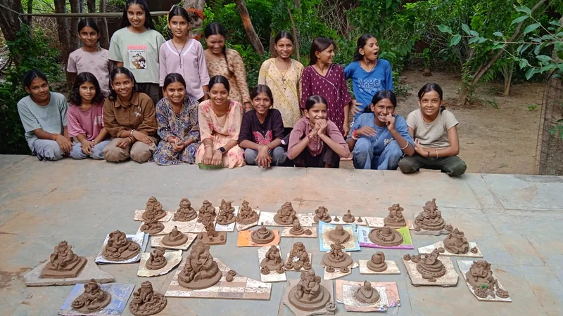 माटी से साकार हुआ गणेश का स्वरूप, विद्यार्थियों ने मिट्टी से गढ़ीं आकर्षक गणेश प्रतिमाएं श्योपुर के…