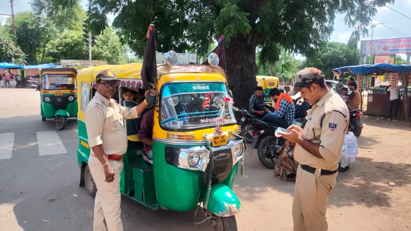 जिले में स्कूली बच्चों एवं यात्रियों की सुरक्षा को ध्यान में रखकर वाहनों की जाँच जारी