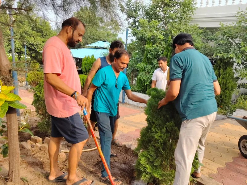 सेवा संकल्प अभियान में शिवकुंज के श्री हनुमान पथ पर लगाए विद्या के पौधे