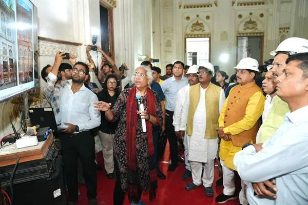 कोठी महल में चल रहे संग्रहालय कार्य का प्रदर्शन-पट्ट देखते अधिकारी