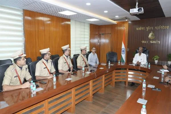 पुलिस मुख्यालय के बैठक कक्ष में डीजीपी के साथ बैठे वर्दीधारी युवा आईपीएस अधिकारी