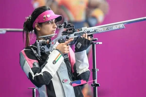 शूटिंग रेंज में राइफल से निशाना साधती खिलाड़ी आशी चौकसे