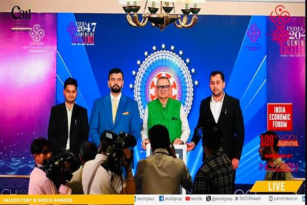 स्कोच समिट के मंच पर अवार्ड के साथ खड़े अधिकारी और आयोजक, पीछे बड़ी स्क्रीन